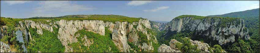 Лазарев кањон, на споју Микуљског и главног крака, гледан са видиковца на Стрњаку