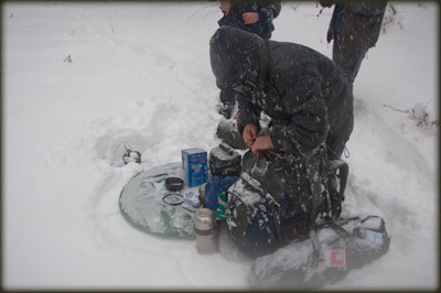 Natalijin samorasklapajući šator bio je savršena podloga i kad treba improvizovati ručak u snegu...