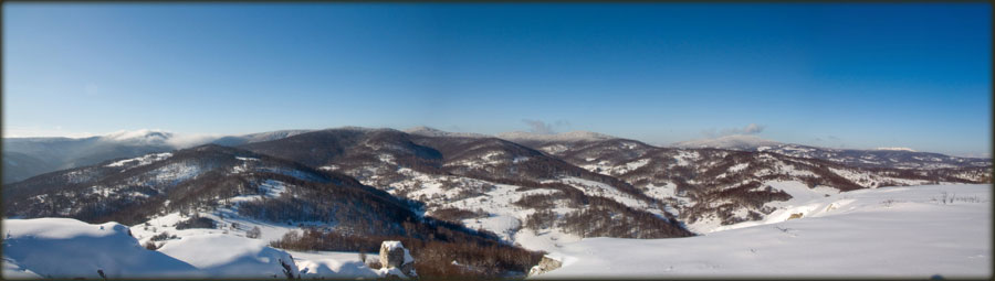 Panorama glavnog grebena Kučaja, posmatrana sa Mikulja. S leva na desno: Omaniš, Oštri kamen, Kiseli vrh, Velika i Mala Bota, Mala i Velika Tresta