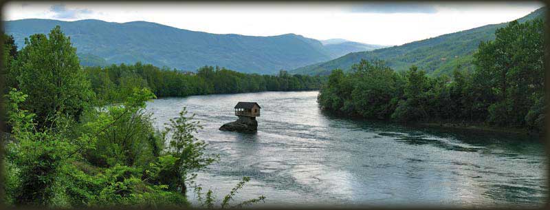 Kućica usred Drine