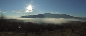 Малиник, изникао из јутарњих магли