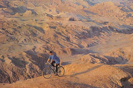 Pustinjska planeta: na putu kroz Atakamu, pustinju sa najvećom nadmorskom visinom na svetu, i ekstremni biciklisti dolaze na ivicu svojih snaga. Ova pustoš koja je nalik na predeo na Mesecu je toliko sušna da je čak i insekti izbegavaju