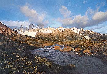 Skoro kao u Alpima: ledene planinske reke ispred ogromne kulise planina pokrivenih snegom Skoro kao u Alpima: ledene planinske reke ispred ogromne kulise planina pokrivenih snegom