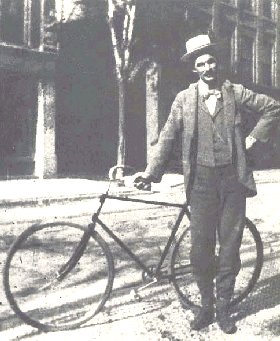 "Najlepše stvari na svetu su one sa kojih je eliminisan sav višak težine." Henri Ford (stoji pored svog bicikla, godine 1893.) "Najlepše stvari na svetu su one sa kojih je eliminisan sav višak težine." Henri Ford (stoji pored svog bicikla, godine 1893.)
