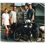 Slika za uspomenu sa našim prijateljima iz Češke (levo). Jasna je u sredini, Jovan prvi s desna, a čupavi bradonja u prugastoj majici sam ja.