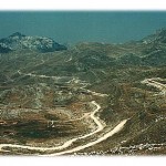 Karakorum highway? Ne, ovaj "mesečev" pejzaž ne nalazi se na Tibetu, već dotični zmijoliki makadamski put vijuga kroz Dobri Do, pa preko još 2-3 prevoja na dugom putu ka kanjonu Pive. Definitivno najnestvarnije okruženje kroz koje smo se prevezli u ovih 1000 km.
