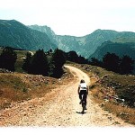 Da li znate kako je pedalati po ovakvom tucaniku? Sve dok ne prevezete barem nekoliko desetina kilometara, ne znate. Međutim, ako ste pravi avanturista, neće vam pasti teško, pogotovo što put prema kanjonu Sušice prolazi kroz najlepše predele Durmitora