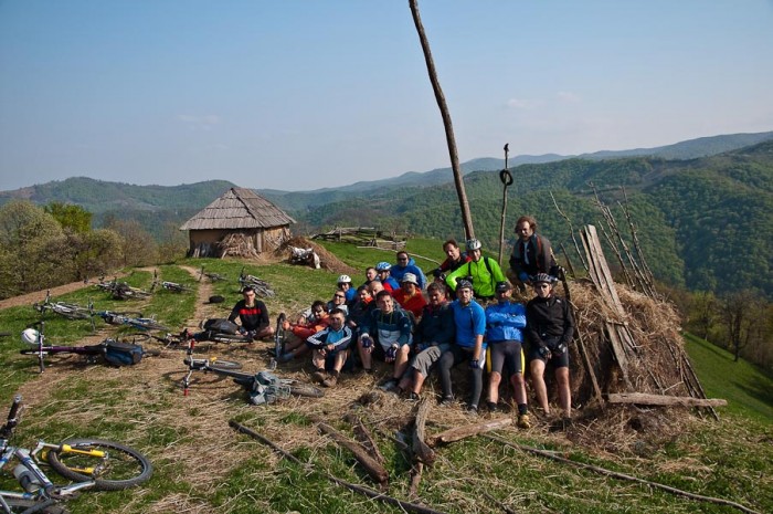 19-orica Freebikera pri spustu sa Šomrde
